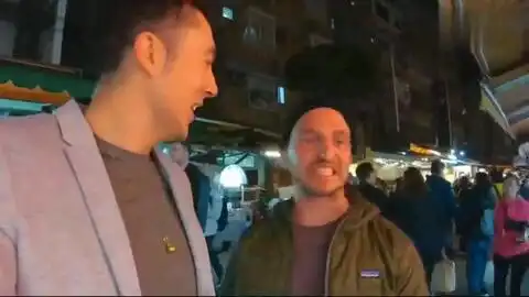 老外外国人第一次吃中国美食,这个表情看起来就很棒