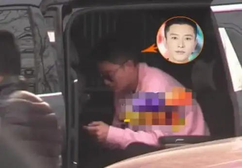 贾乃亮遭李小璐diss后首现身,接甜馨放学表情苦闷不停抽烟