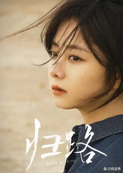 谭松韵一边在新疆拍情感剧归路,一边到戈壁大漠拍春日大片