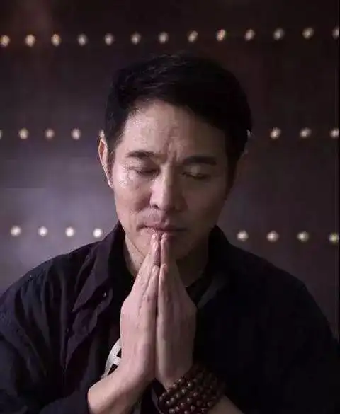 李连杰在西藏被偶遇,弯腰驼背差点没认出来,网友真的老了很多