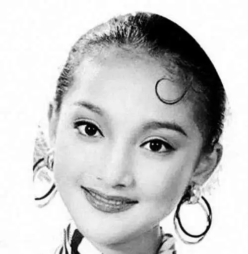 很多明星的名字都不是真名周迅原名周米卡,杨紫真名好奇怪