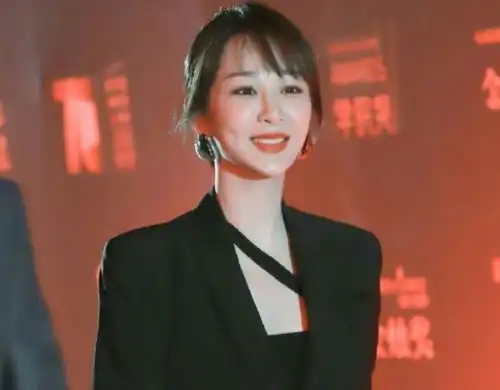 朱一龙杨紫等明星现身北电校庆,无滤镜生图曝光,颜值真实了