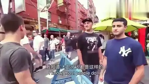 老外在中国外国人第一次吃中国美食,这个表情看起来就很棒