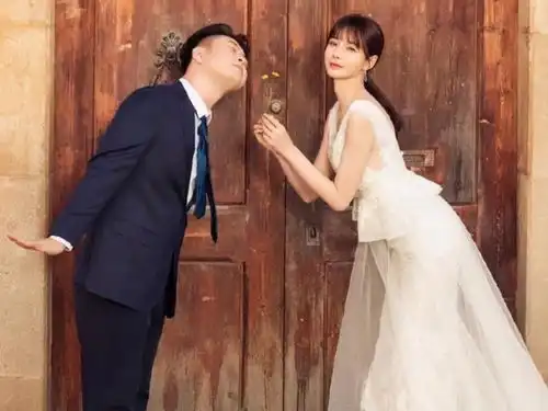 娱乐圈又一男星官宣结婚,与妻子从校服走到婚纱,合照太甜了