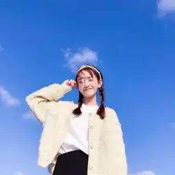 夏日海边散步的女生暖光头像
