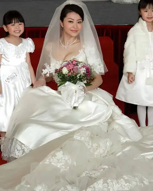 香港第一大长腿熊黛林婚纱照曝光,珠圆玉润和蔼可亲