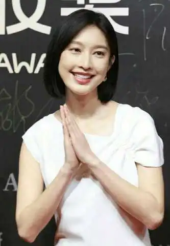 张梓琳应采儿张俪白裙比美,一个身材走形,变行走表情包
