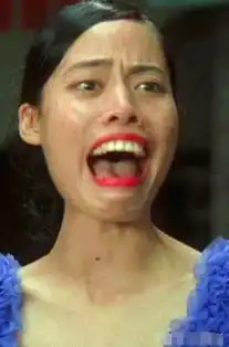 电影功夫中的丑女龅牙珍生活照曝光,其实是个大美女