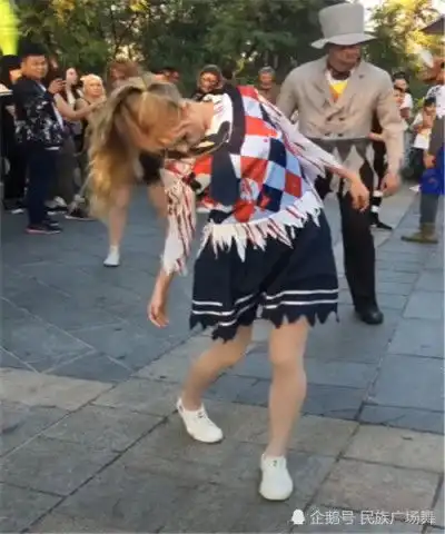 cos丧尸小姐姐,周围无人敢靠近,网友这是六亲不敢认的步伐