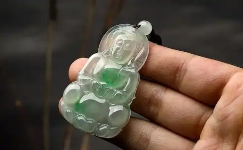 老少皆宜的翡翠吊坠,需要更多雕刻工艺,玉雕师也各显神通
