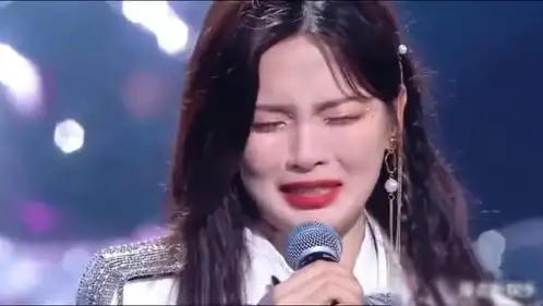 火箭少女最后一首歌宣布解散,杨超越哭成泪人