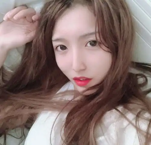 女装大佬艾比的女人躺,却被身后的东西抢了镜,网友大秘密