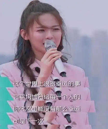 火箭少女解散,杨超越一哭爆红全国,母校老师的说法让人意外