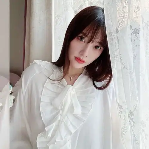 李小璐年后营业,亲自为新衣服代言,白衬衫配牛仔裤少女感十足