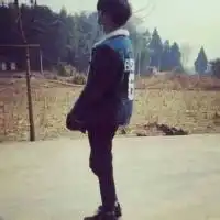 帅气十足男生走路背影图片微信头像图片大全