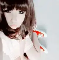 背景是白色衣服也是白色女生头像