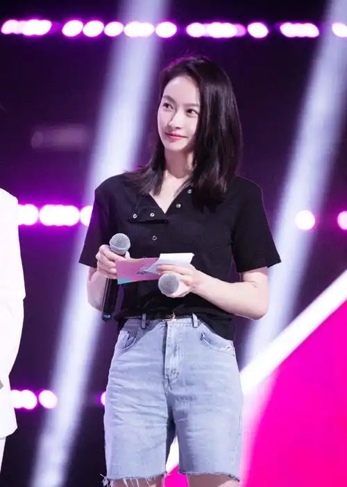 宋茜真是人间红玫瑰,公主卷发配红色吊带连衣裙,气质惊艳