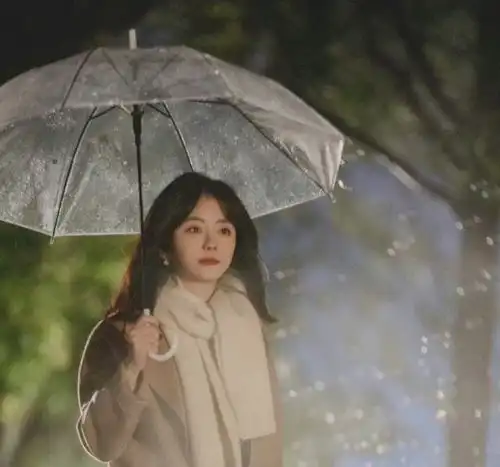 氛围感女神,30岁演学生毫无违和感,人美演技更美的90后女孩