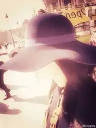 王菲巴黎街头戴遮阳帽网友景美人更美