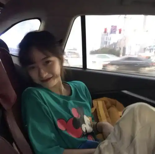 云朵偷喝了我放在屋顶的酒,于是它脸红变成了晚霞