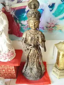 手持葫芦的流金佛像