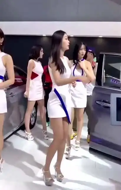 表情各异的美女小姐姐