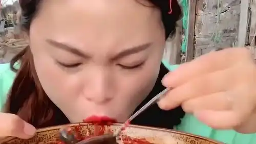 渔民大姐在船上开饭了,自己做的麻辣泥螺吃得可香了,表情很复杂