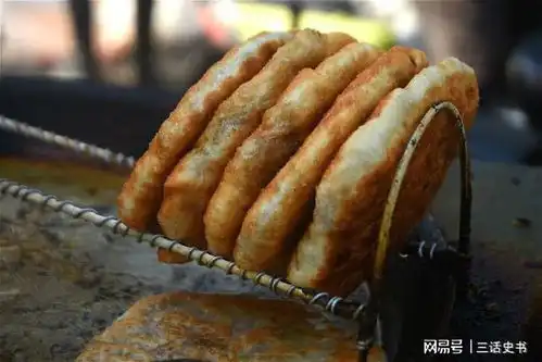 农村夫妇在集市上卖牛肉馍,牛肉和粉条放得足,3元一个香喷喷