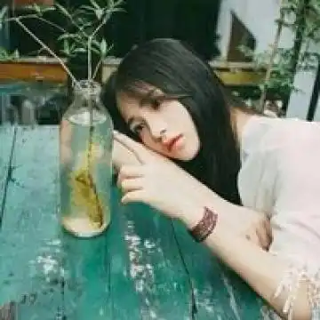 微微伤感失落的女生