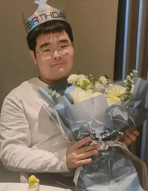 乡爱谢飞机13岁近照曝光,跟小时候一模一样,真是从小胖到大