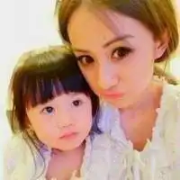 抱孩子的女生头像