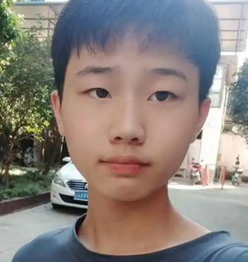 好吧一年前确实长的还不错现在真磕碜呜呜呜