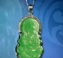 女子带着干爹送的翡翠吊坠上鉴宝,专家是个大赝品
