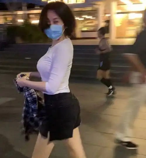 53岁许晴身材有多能打夜色生图状态下,堪比18岁少女
