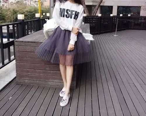 想要超模腿还是得穿短裙