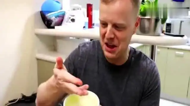 老外在中国老外第一次吃中国美食海肠,表情亮了