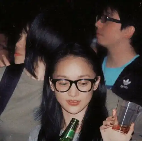 周迅早年照片被曝光,黑长直造型美出天际,黑框眼镜婴儿肥也难遮灵性