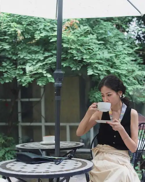 四十岁女人这样穿,简约时尚又显年轻,让你每天穿搭不重样