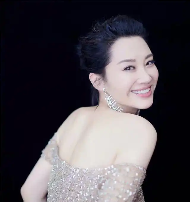 黑白色怎样穿才有高级感学许晴白色外套配黑色裤子,优雅又洋气