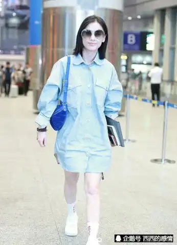 35岁黄圣依少女感真好,呢大衣搭配白毛衣清纯又甜美,嫩回20岁
