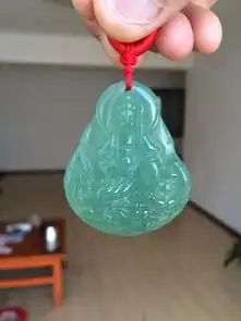 请行家看看纯绿色翡翠观音吊坠多少钱是否真品灯光下晶莹剔透