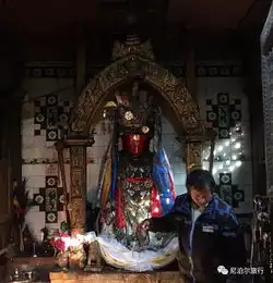 尼泊尔被锁住囚禁后低首悲伤的殊胜佛像