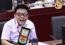 一拳砸开网友脑洞,柯文哲捶桌表情包彻底火了