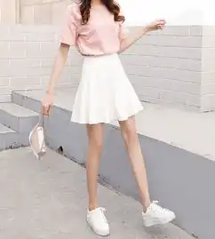 白色百褶裙配什么上衣这样穿才会有与众不同的气质