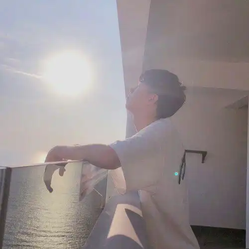 有哪些男士的背影图片可以当头像的黑色的,冷酷的那种