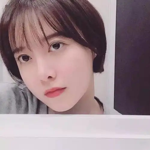 小覃老师有款发型巨显童颜