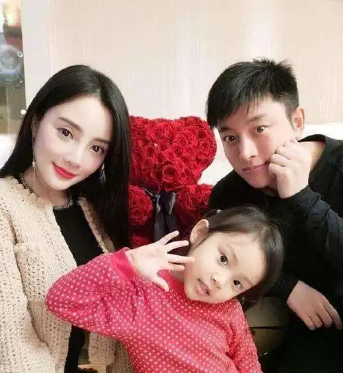 以前李小璐太幸福,一家三口同穿白色t恤配小黑裤,照样美得出众