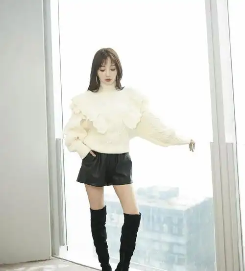 李小璐穿卫衣配阔腿裤真洋气,带女儿走机场,也不忘背大牌包包