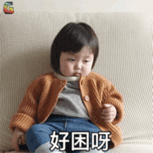 在动手的边缘试探两男子在小区门口隔空互殴