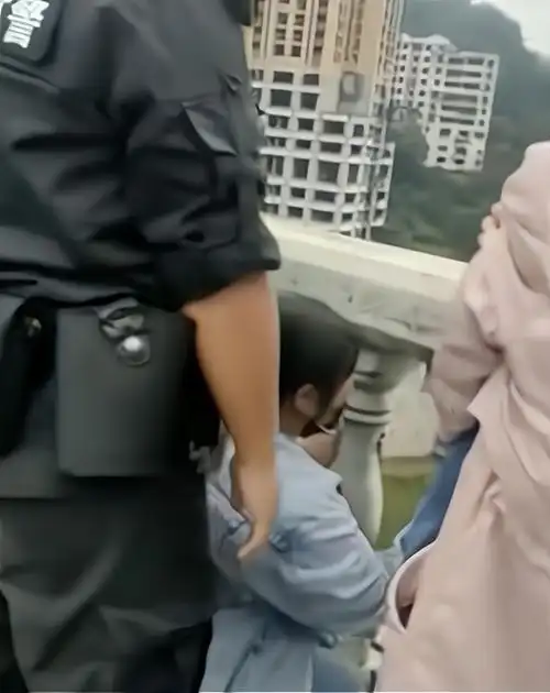 重庆两六年级女生抽烟被举报,遭到老师和家长的批评后,相约跳江